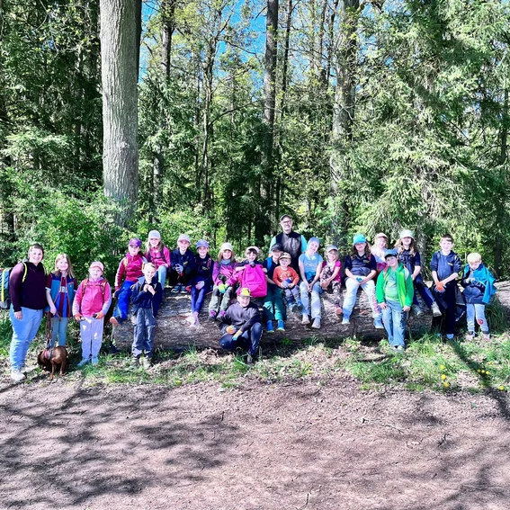 04-Gruppe-im-Wald.jpg