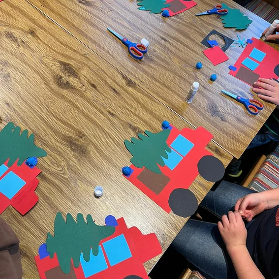 Dezember 2023 - Feuerwehrauto mit Tannenbaum.jpg